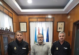 Los responsables policiales con el alcalde de Langreo