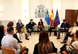 La delegada del Gobierno, Adriana Lastra, junto con representantes de Igualdad, de Educación y centros educativos asturianos, reunidos hoy para hablar de coeducación.