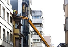 La grúa, instalada en la calle Covadonga.