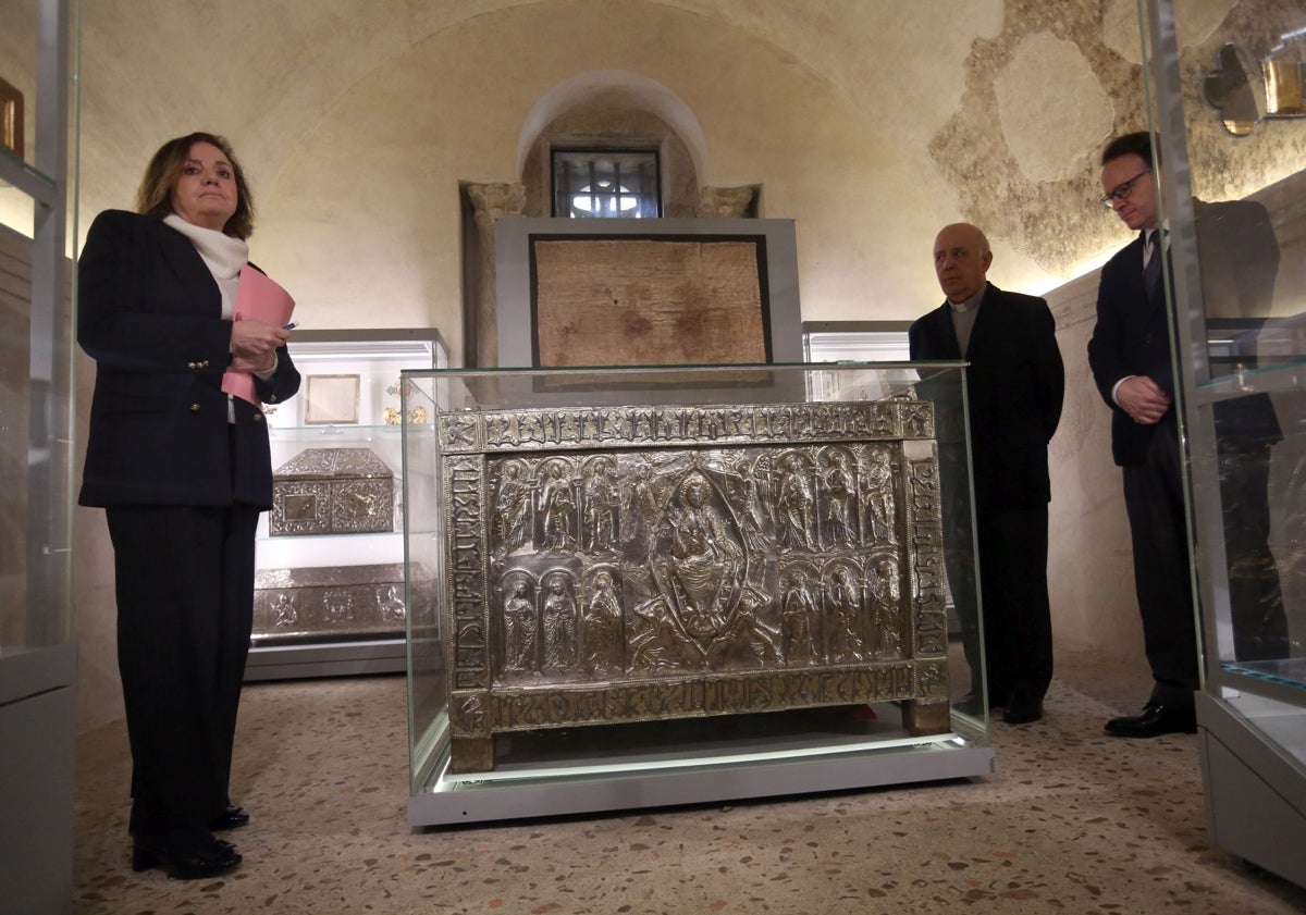 Imagen principal - La Cámara Santa custodia el Arca Santa y el Archivo Catedralicio conserva el acta sobre la apertura del gran relicario, que data de 1075.