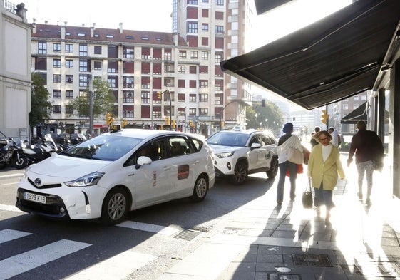 Parada de taxis en la calle Llanes.