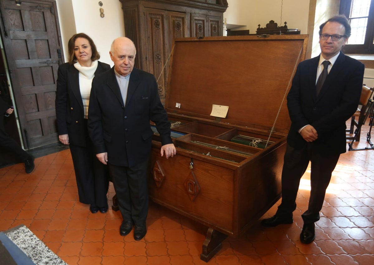 Imagen secundaria 1 - La Cámara Santa custodia el Arca Santa y el Archivo Catedralicio conserva el acta sobre la apertura del gran relicario, que data de 1075.