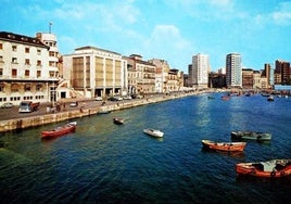 El muelle no tenía barandilla porque no estaba diseñado para el paseo. Se venla Comandancia de Marina y el garaje Pelayo. Postal de 1980.