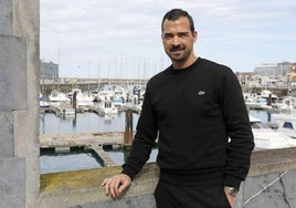 Miguel de las Cuevas posa para EL COMERCIO en el Puerto Deportivo de Gijón.