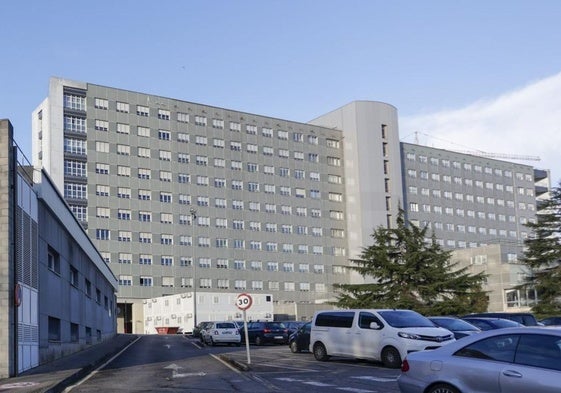 Bloque de hospitalización del Hospital Universitario de Cabueñes, visto desde uno de los aparcamientos.