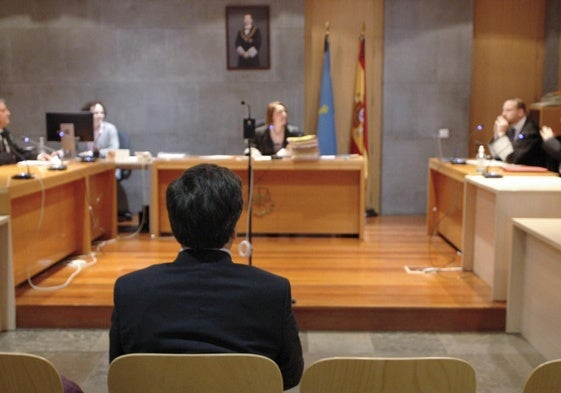 El acusado de la muerte de dos operarios en el puerto de San Isidro, durante el juicio celebrado esta mañana en Oviedo.