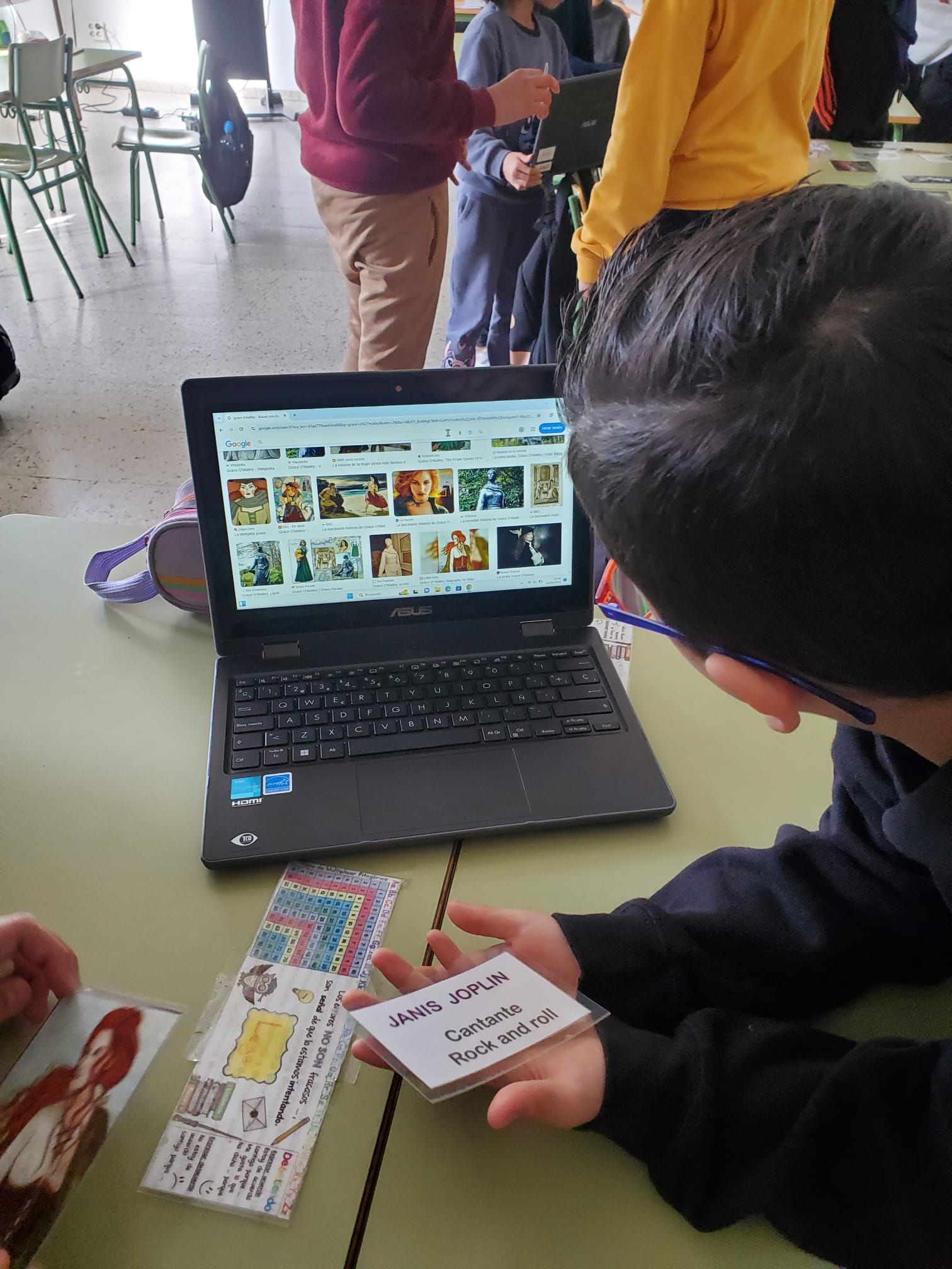 Los colegios de Gijón se vuelcan con el 8M