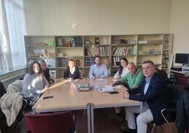 Reunión mantenida entre el equipo de gobierno de Langreo, directiva del centro y padres de alumnos.