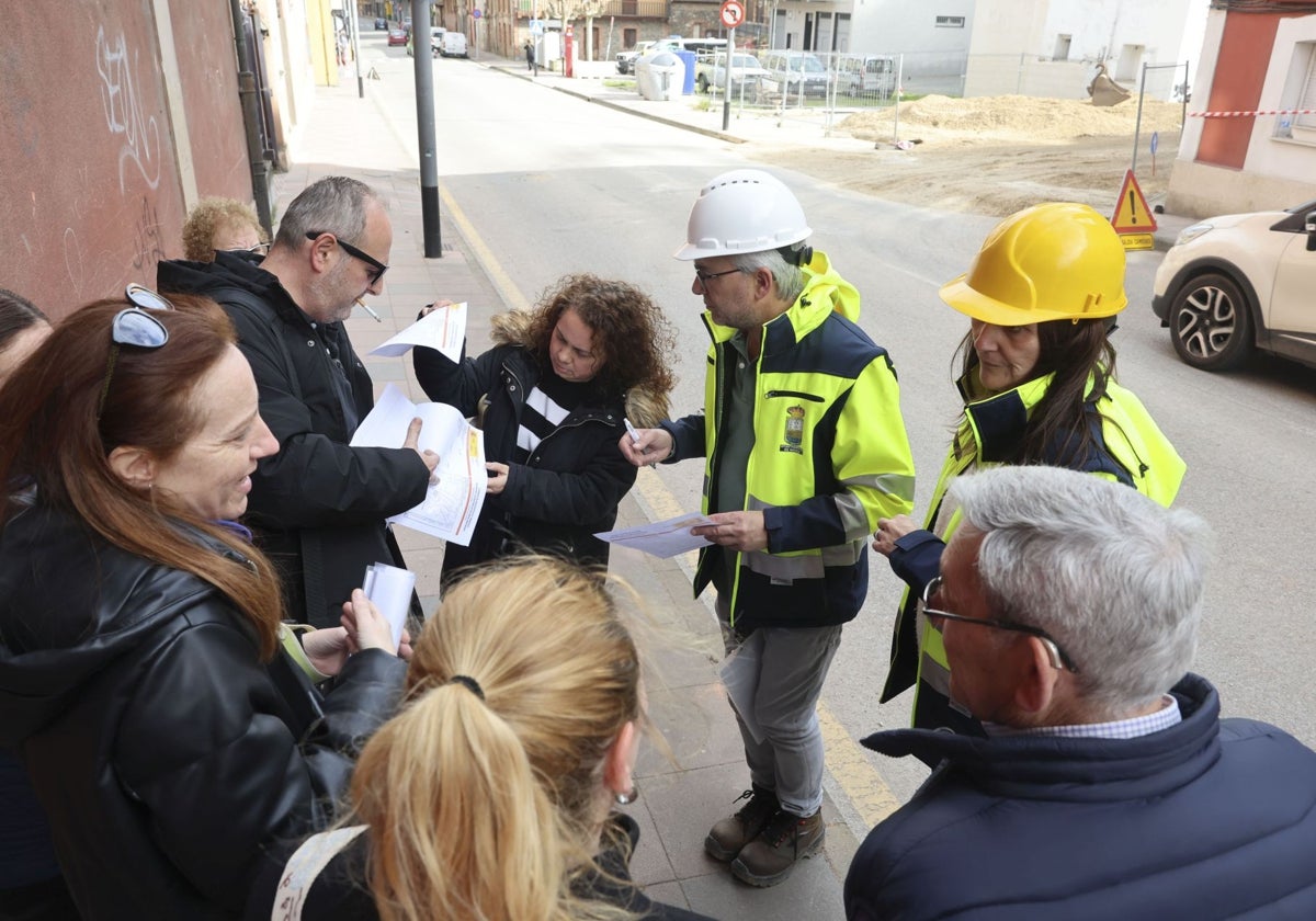 Los vecinos de las viviendas más afectadas de la calle Ramón y Cajal junto a uno de los técnicos municipales, a la espera del permiso para entrar en sus casas.