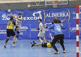 Ardisana, máximo goleador del Horizonte, lanza a portería.