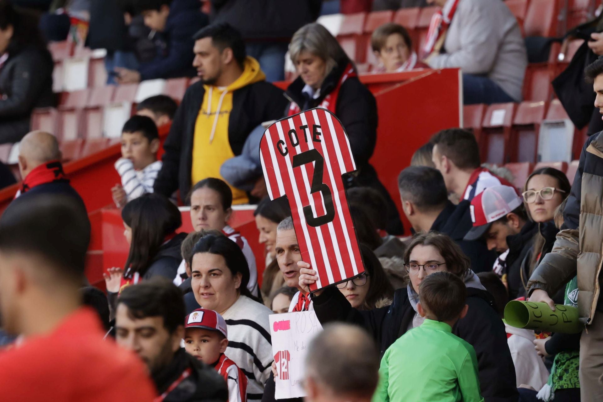 Fotos: ¿Estuviste en el Sporting-Racing en El Molinón? ¡Búscate!