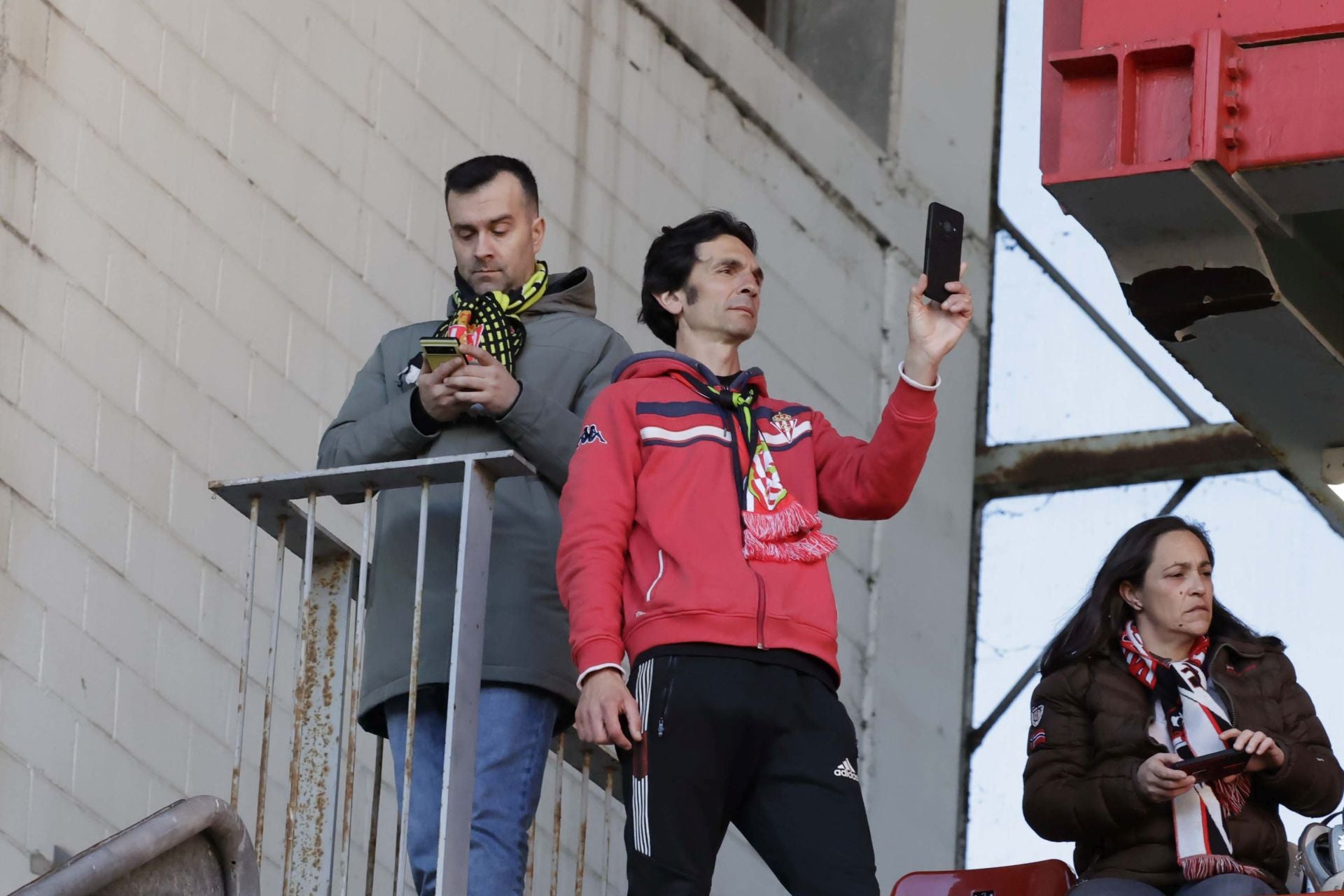 Fotos: ¿Estuviste en el Sporting-Racing en El Molinón? ¡Búscate!