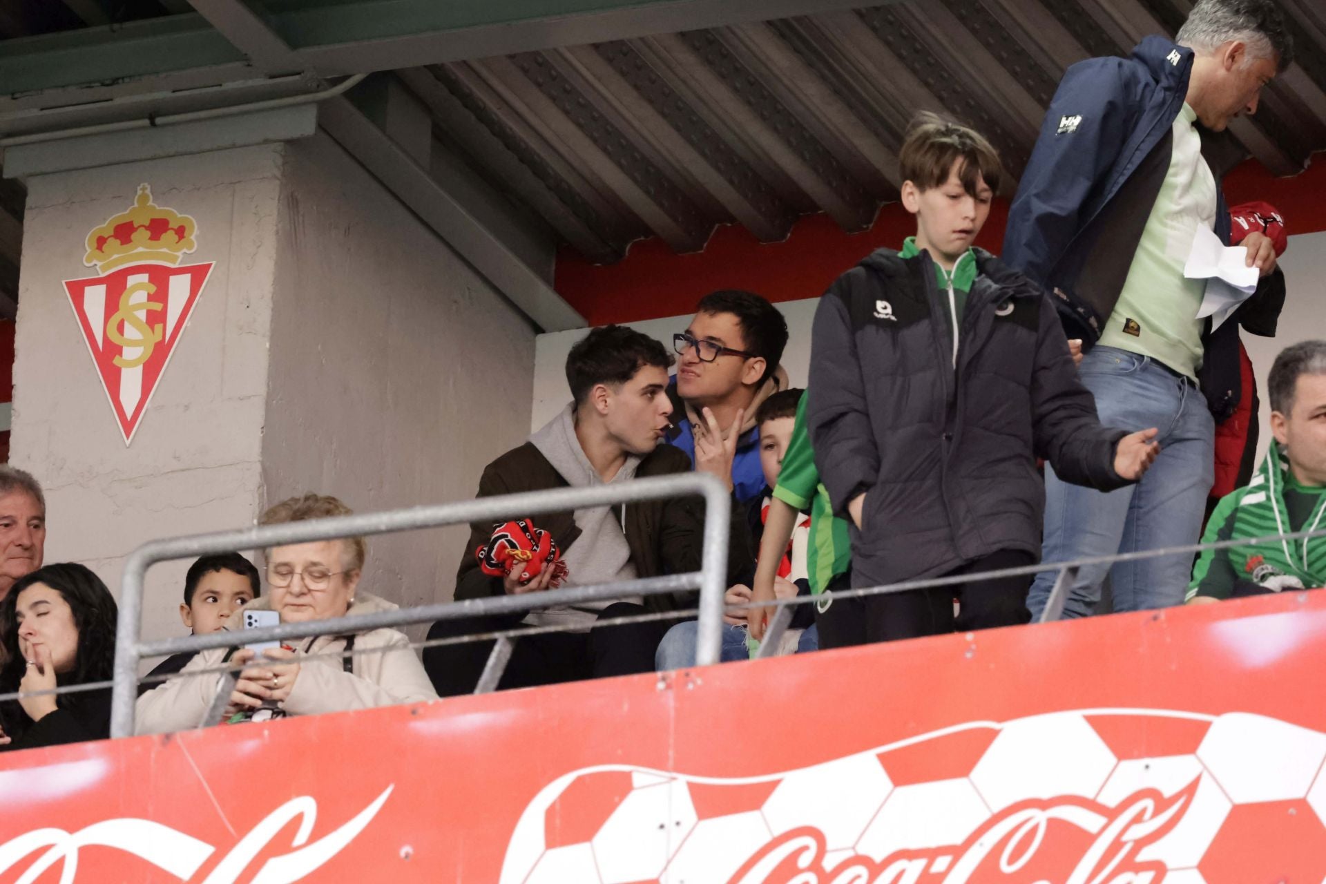 Fotos: ¿Estuviste en el Sporting-Racing en El Molinón? ¡Búscate!