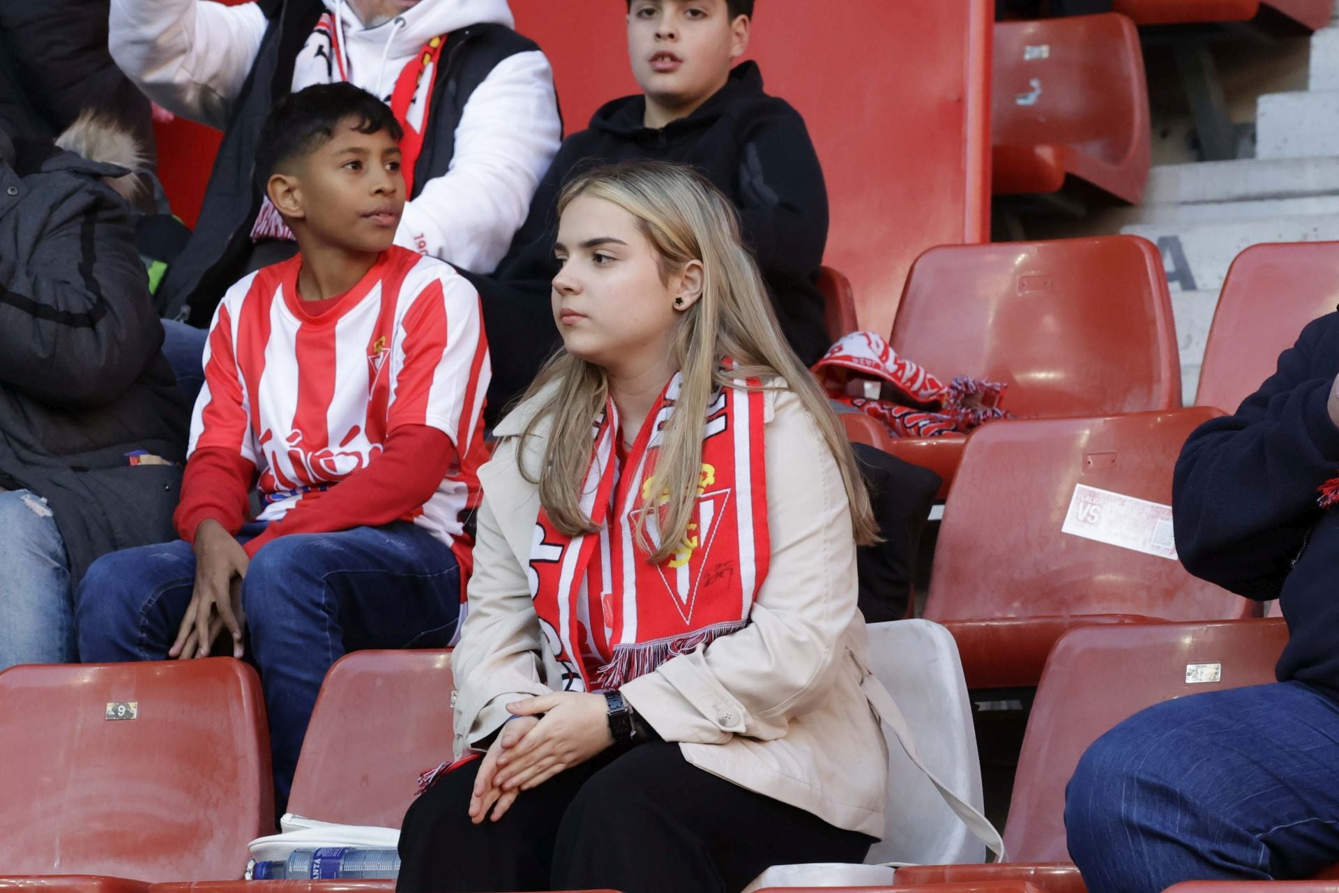 Fotos: ¿Estuviste en el Sporting-Racing en El Molinón? ¡Búscate!