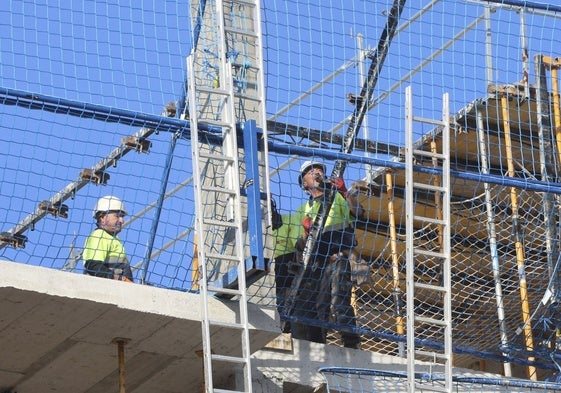 Trabajadores, en las obras de construcción de un edificio en Gijón.