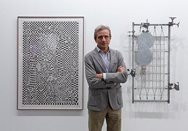 Diego Suárez con la obra de Pablo de Lillo, a la izquierda, que se irá a una colección a EE UU.