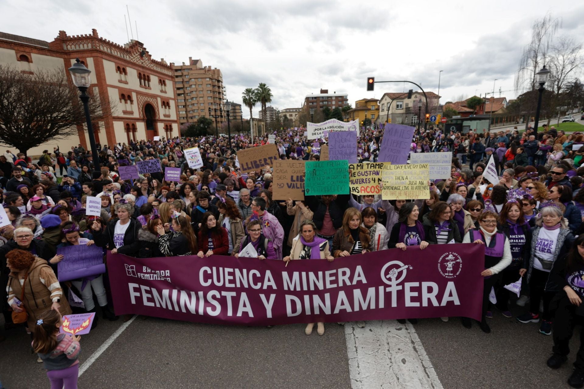 Asturias «respira lucha»: las fotos de la manifestación del 8M en Gijón