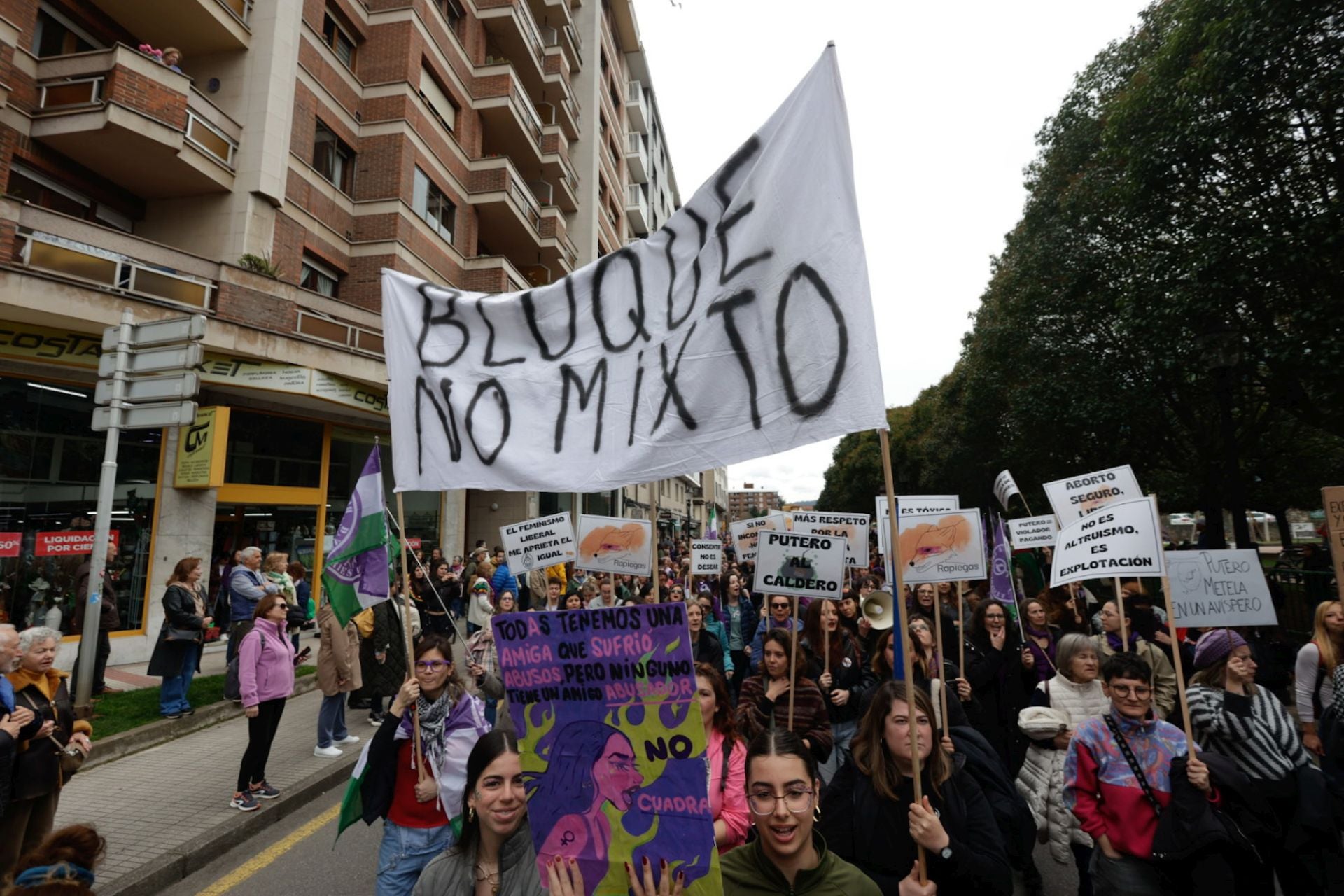 Asturias «respira lucha»: las fotos de la manifestación del 8M en Gijón