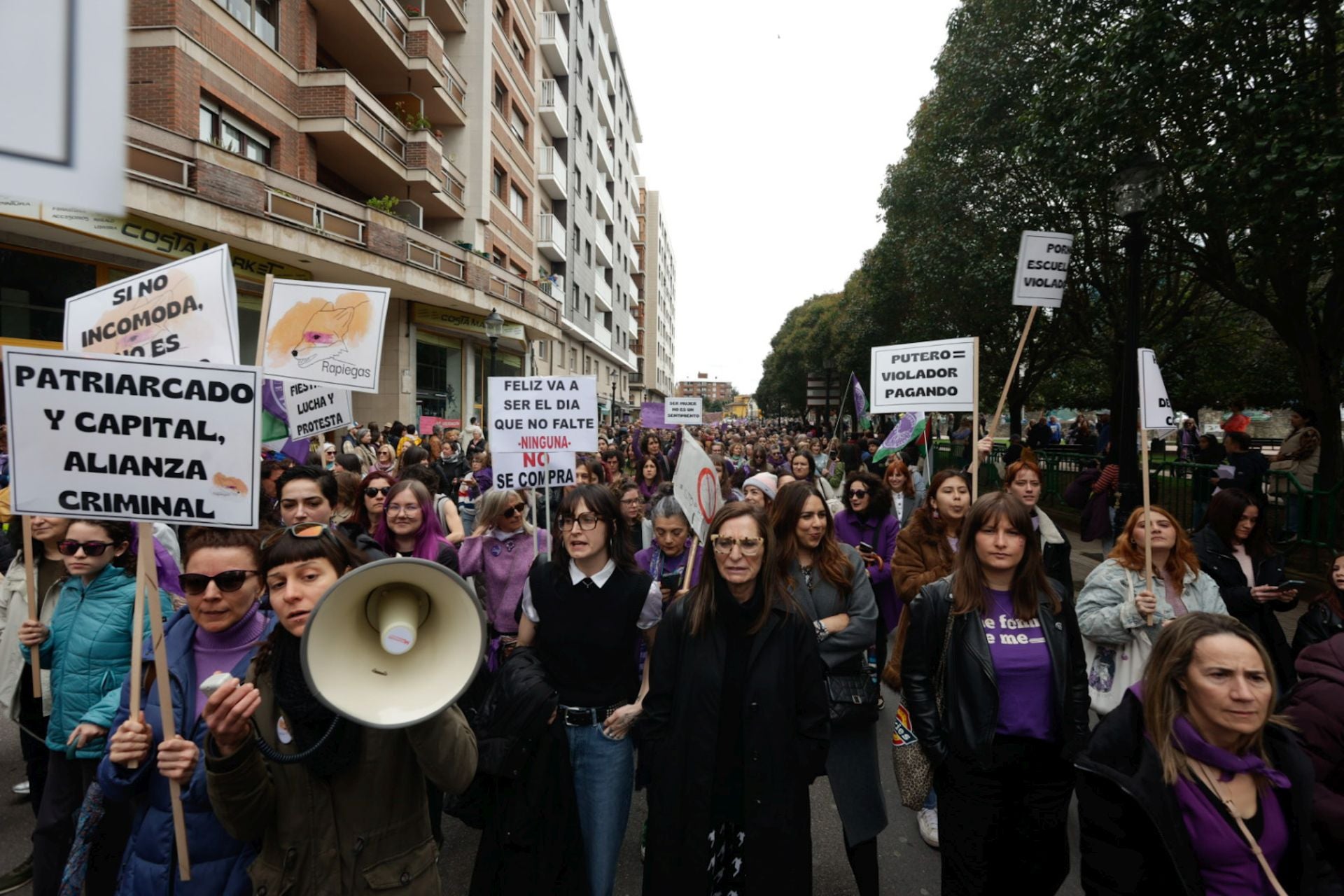 Asturias «respira lucha»: las fotos de la manifestación del 8M en Gijón
