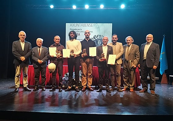Antón García, director general de Acción Cultural y Normalización Lingüística del Principado; Marcelino Martínez, Presidente de la Federación Coral Asturiana (FECORA); Higinio González, presidente del Coro Minero de Turón; David Pérez y Guillermo Martínez, autores de la 'Antología Coral Asturiana'; José Manuel San Emeterio, director coral: Manuel Ángel Álvarez, alcalde de Mieres; y Ángel Iglesias y José Manuel Casado, vicepresidente y secretario de FECORA