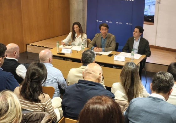 Ángela Pumariega, Andrés Ruiz y Carlos Álvarez, durante la reunión de la junta directiva local del PP de Gijón, celebrada este lunes en el Centro Municipal de El Coto.