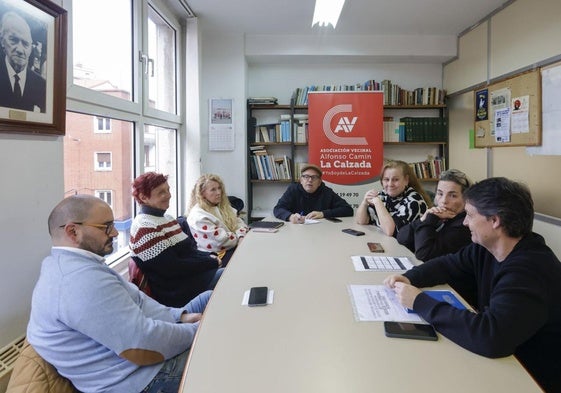 Carlos Arias, en el centro, con representantes de clubes deportivos de la zona oeste en la sede de la asociación de vecinos de La Calzada.