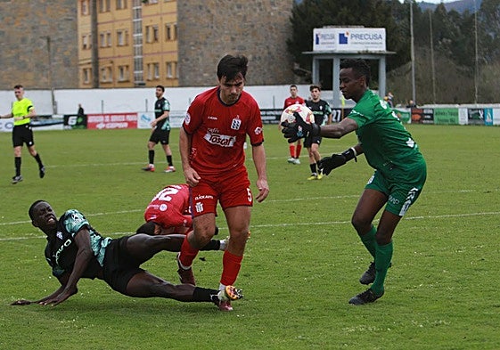 Amadou, en la acción por la que acabó expulsado con tarjeta roja directa.