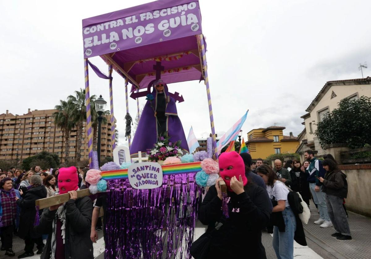 La 'Santina queer', en la manifestación del 8M en Gijón.