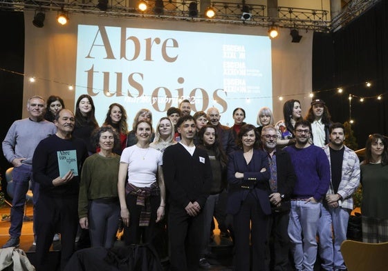 Miembros de las compañías participantes con la concejala de Cultura de Gijón, Montserrat López Moro, y otros responsables de la Fundacíon Municipal de Cultura, en la presentación.