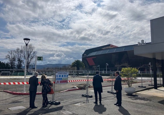 Álvaro Alonso, Belarmina Díaz, Julio Zapico y Félix Baragaño esta mañana en la zona acotada por obras del recinto ferial.