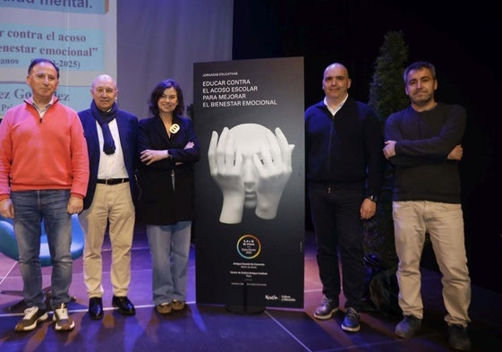 El jefe de Educación de la Fundación de Cultura, Manuel González; el psicólogo Gerardo Fernández; la edil Montserrat López Moro; el diseñador del cartel, García de Marina y el profesor de Psicología de la Universidad de Oviedo, David Álvarez García, en las jornadas contra el acoso escolar en el Antiguo Instituto.