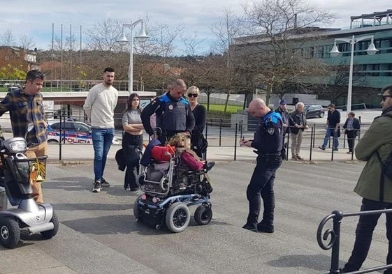 Policías locales asistiendo a la mujer que sufrió el pasado domingo la caída por las escaleras en la avenida del Doctor Fléming.