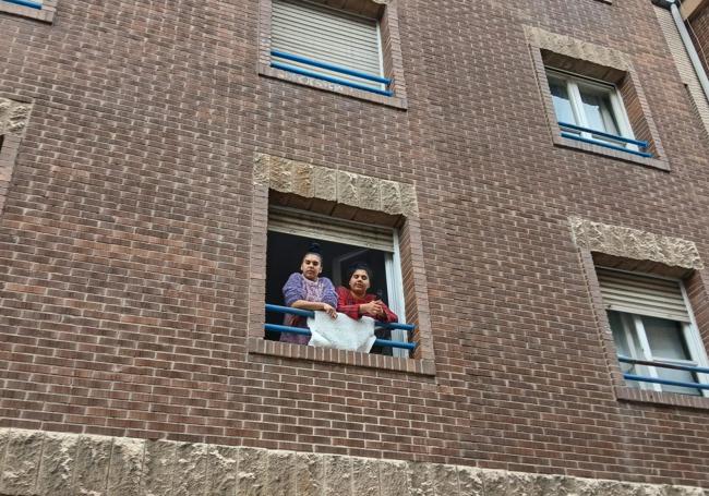 Dos de las vecinas del portal de La Corredoria donde apareció el cuerpo sin vida de una mujer de 73 años.