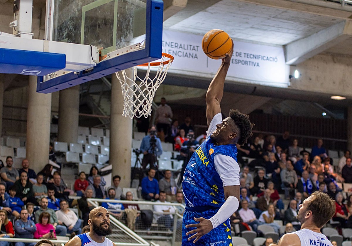 Ike Nweke, el mejor de los ovetenses, machaca la canasta alicantina.