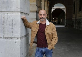 Jorge Espina, único candidato a la secretaría comarcal de Comisiones Obreras de Gijón, en la calle del Marqués de San Esteban.