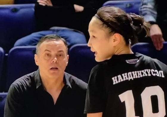 Fran García da instrucciones a una de sus jugadoras en un partido.