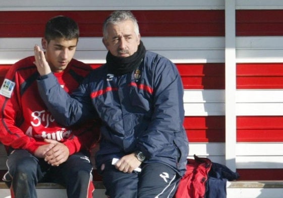 Preciado le toca cariñosamente la cara a un jovencísimo Cote durante un entrenamiento.