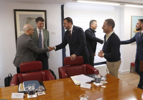 Adrián Barbón (centro) saluda de Neil Daniels de Costco, en la reunión del pasado miércoles, también, con el alcalde de Siero, Ángel García.