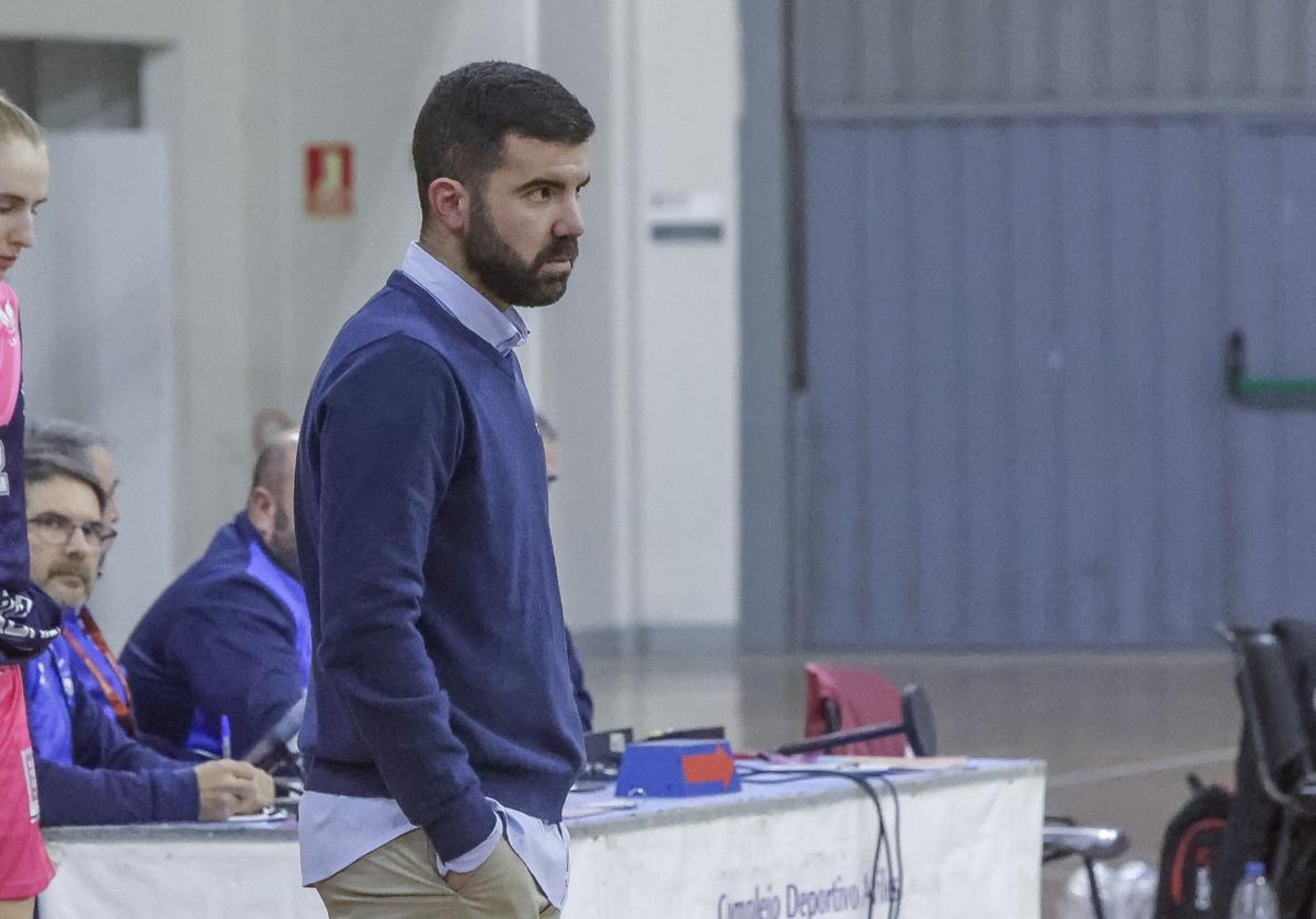 Carlos Galán, entrenador del Aceites Abril Adba Sanfer Art-Chivo, pensativo durante un partido.