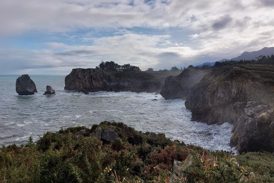 Esta ruta por los acantilados del Infiernu en realidad se trata de un paseo de ida y vuelta, de muy poca distancia y sin desnivel, por una rasa costera bellísima.