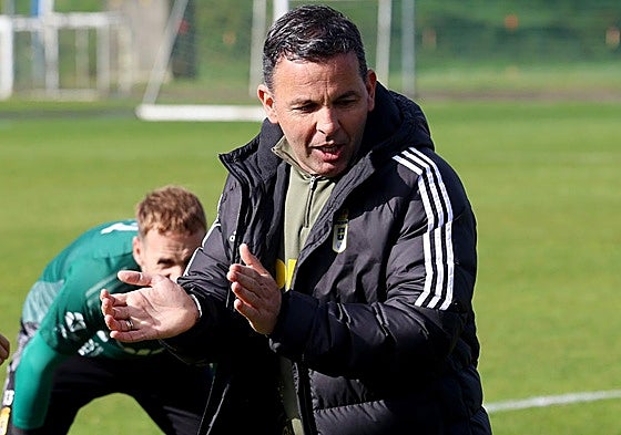 Javier Calleja da ánimos a sus futbolistas del Real Oviedo durante la sesión.