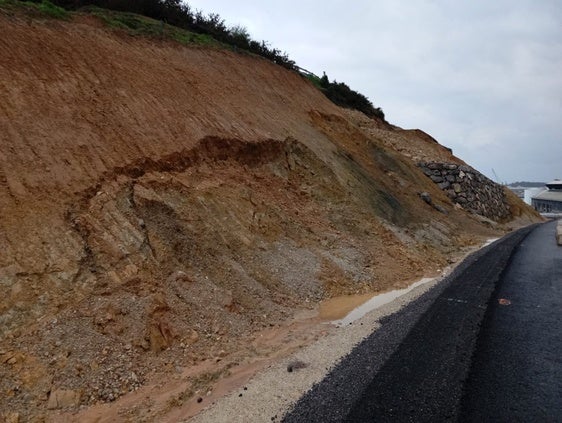 Los vecinos denuncian la aparición de argayos en las obras de El Estrellín.