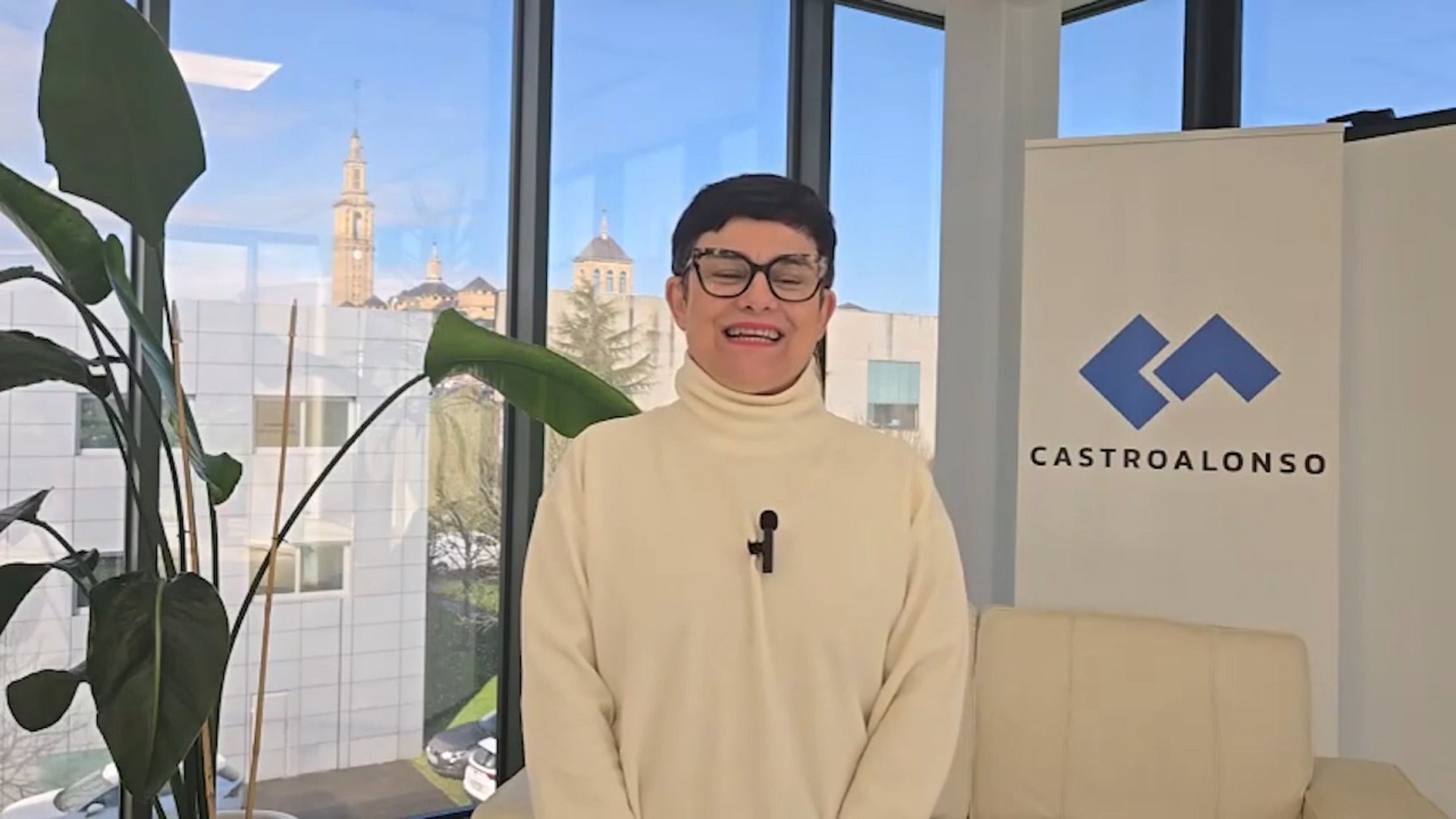 Cristina Fernández Caldueño, directora de operaciones de CASTROALONSO, felicita a EL COMERCIO
