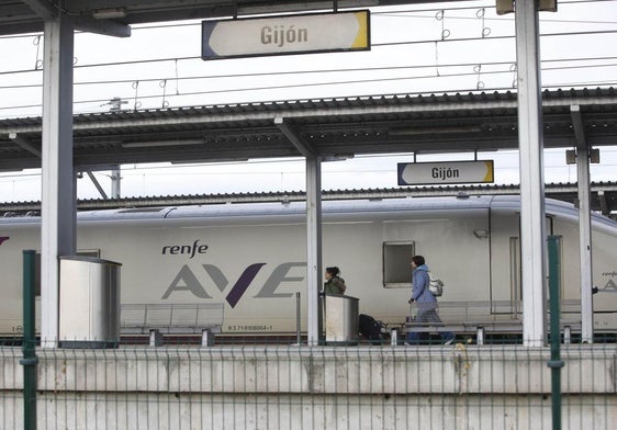 Dos viajeras se dirigen a subirse a uno de los vagones del AVE en la estación provisional de Gijón.
