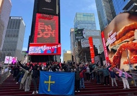 Los 75 integrantes de la Banda de Gaitas Villa de Gijón despliegan una enorme bandera de Asturias en Times Square