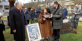 Celestino y María Fernanda Morate, hijos de Eudoxia León, junto al alcalde Alfredo Canteli tras descubrir la placa de la plaza de Trubia que llevará para siempre el nombre de la fundadora de Industrias Doy.