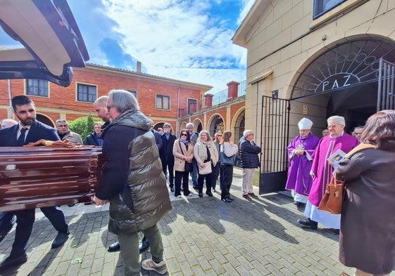 El arzobispo de Oviedo, Jesús Sanz Montes, ofició el funeral en la parroquia de Guillén Lafuerza.
