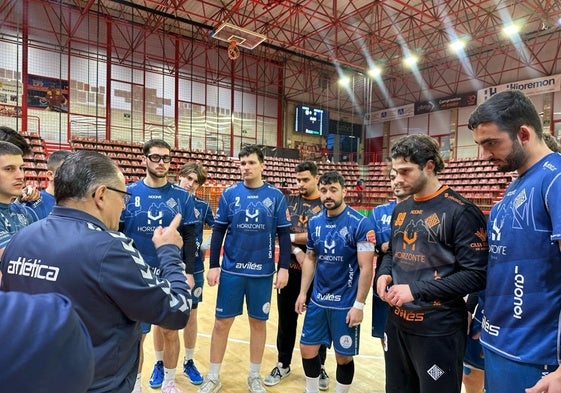 El técnico Juan Muñiz da instrucciones a los jugadores del Horizonte en Torrelavega.