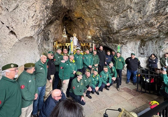 Los veteranos, junto a la Santina.
