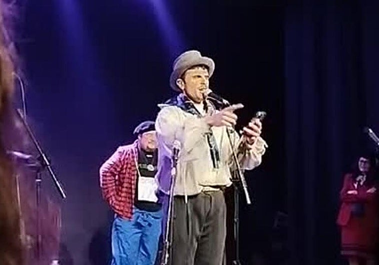 El dardo de Rodrigo Cuevas a Oviedo a golpe de copla: «Eso de los hackers turcos...»